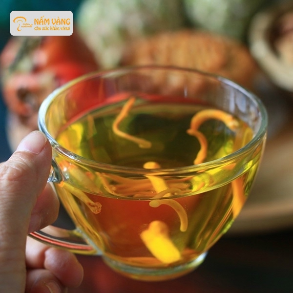 Màu nước trà đông trùng hạ thảo thật vàng trong, vị ngọt hậu dễ chịu